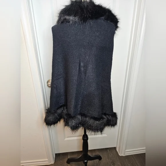 Women's Black Floral Print Faux Fur lined Wrap/Cape, - Picture 2 of 4